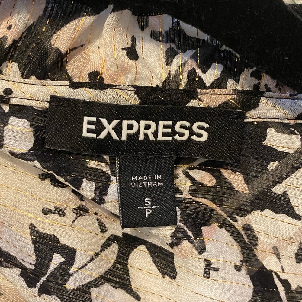 Express Metallic Floral Ruffle Top - Picture 3 of 6